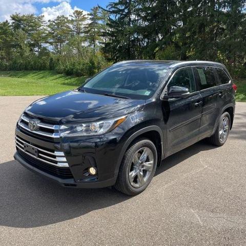 Photo of 2017 Midnight Black Metallic Toyota Highlander