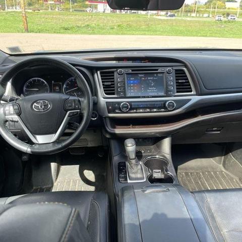 Photo of 2017 Midnight Black Metallic Toyota Highlander
