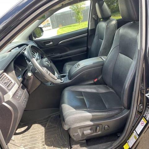 Photo of 2017 Midnight Black Metallic Toyota Highlander