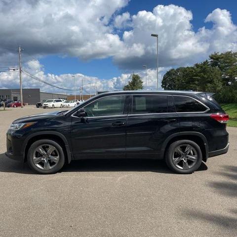 Photo of 2017 Midnight Black Metallic Toyota Highlander