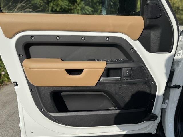 Photo of 2025 Fuji White Land Rover Defender