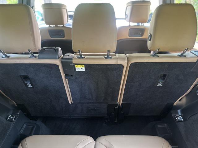 Photo of 2023 White Land Rover Discovery