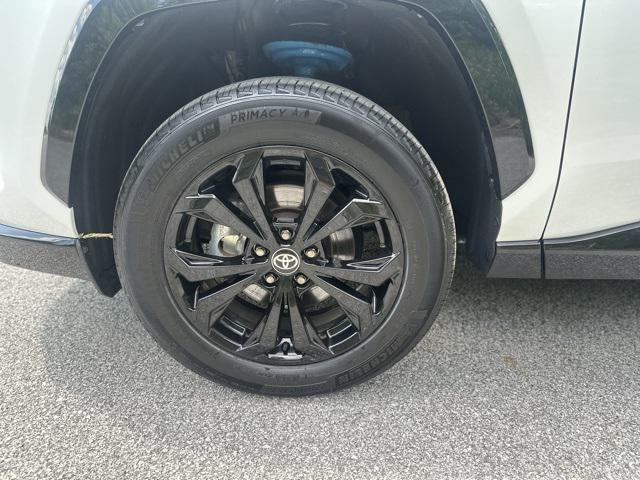 Photo of 2024 White Toyota RAV4 Hybrid