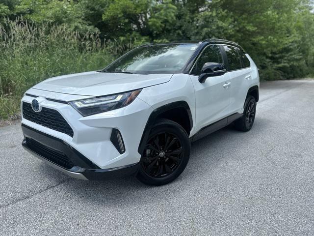 Photo of 2024 White Toyota RAV4 Hybrid