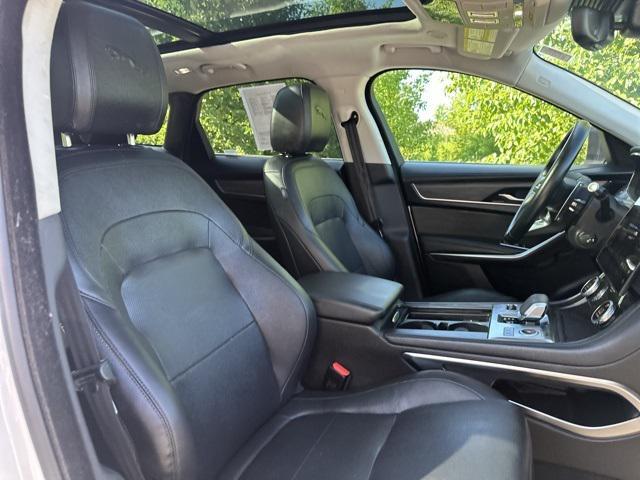 Photo of 2022 White Jaguar F-PACE
