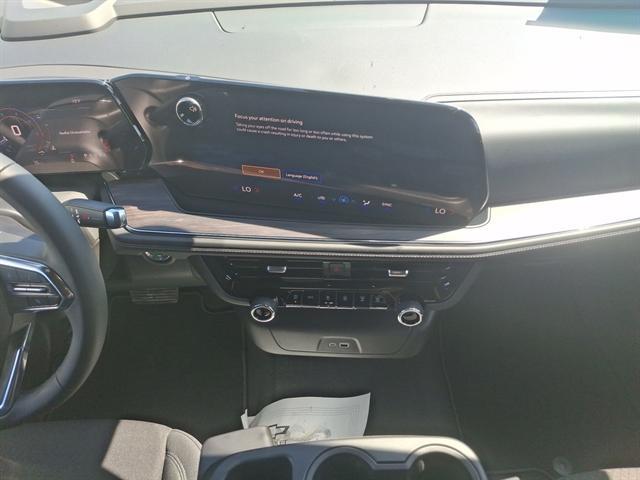 Photo of 2025 WHITE Chevrolet Suburban