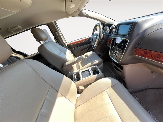 Photo of 2015 BLACK Chrysler Town & Country