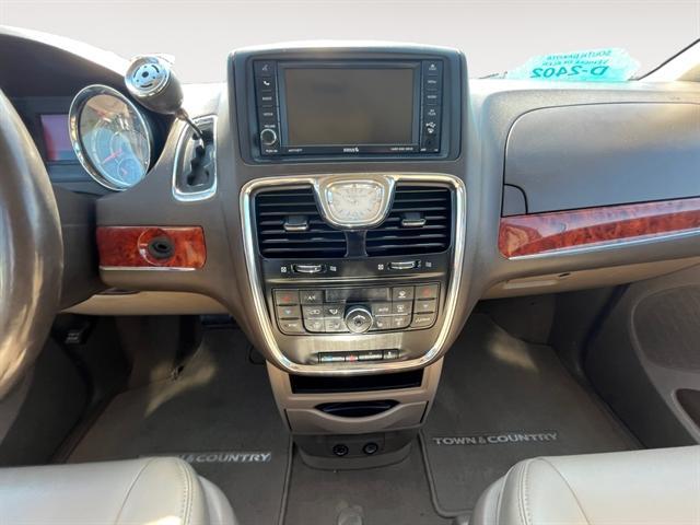 Photo of 2015 BLACK Chrysler Town & Country