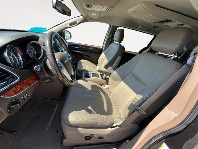 Photo of 2015 BLACK Chrysler Town & Country