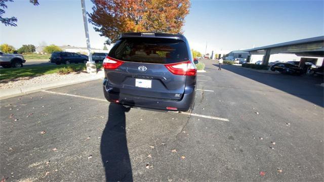 Photo of 2019 Parisian Night Pearl Toyota Sienna