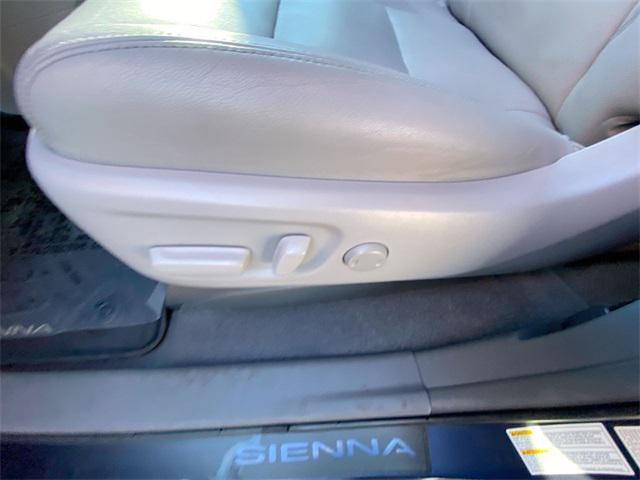 Photo of 2019 Parisian Night Pearl Toyota Sienna