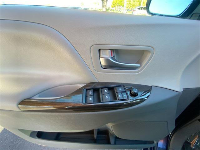 Photo of 2019 Parisian Night Pearl Toyota Sienna