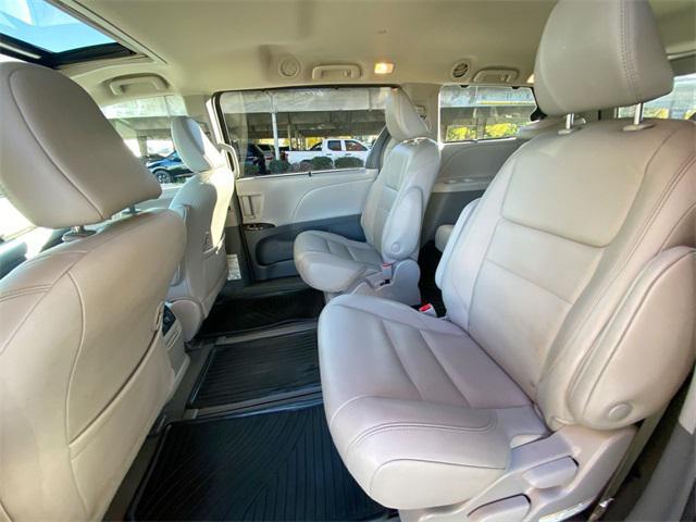 Photo of 2019 Parisian Night Pearl Toyota Sienna
