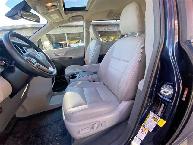 Photo of 2019 Parisian Night Pearl Toyota Sienna