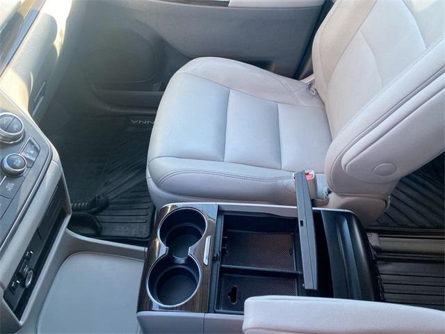 Photo of 2019 Parisian Night Pearl Toyota Sienna