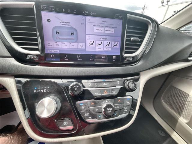 Photo of 2022 Granite Crystal Metallic Clearcoat Chrysler Pacifica
