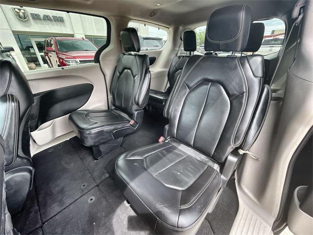 Photo of 2022 Granite Crystal Metallic Clearcoat Chrysler Pacifica
