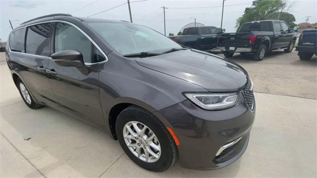 Photo of 2022 Granite Crystal Metallic Clearcoat Chrysler Pacifica