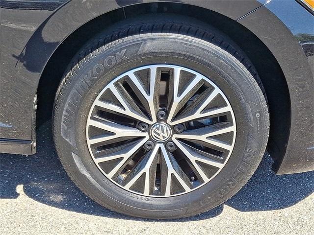 Photo of 2021 Deep Black Pearl Effect Volkswagen Jetta