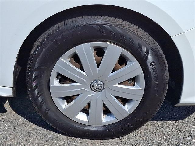 Photo of 2016 Pure White Volkswagen Jetta