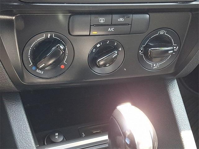 Photo of 2016 Pure White Volkswagen Jetta