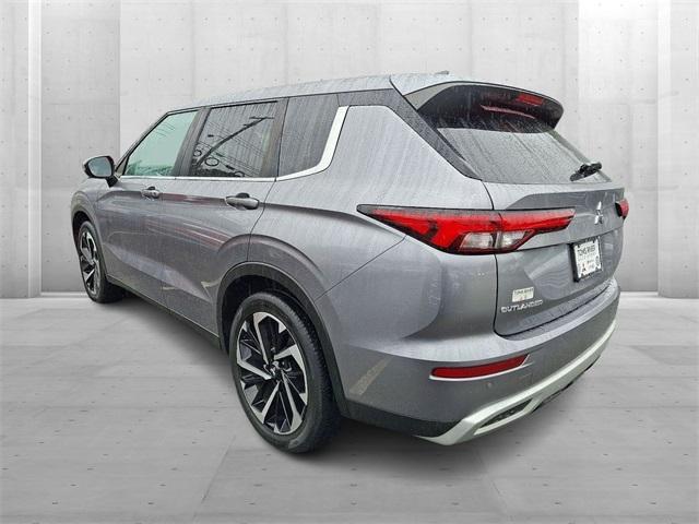 Photo of 2022 Mercury Gray Metallic Mitsubishi Outlander