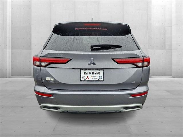 Photo of 2022 Mercury Gray Metallic Mitsubishi Outlander