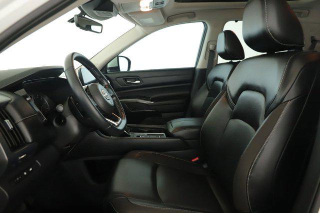 Photo of 2023 Pearl White Tricoat Nissan Pathfinder