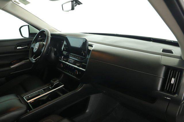 Photo of 2023 Pearl White Tricoat Nissan Pathfinder