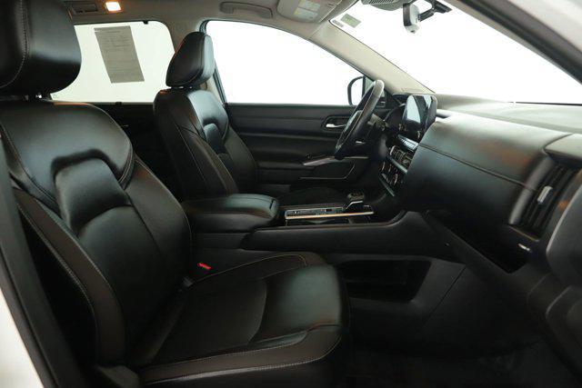 Photo of 2023 Pearl White Tricoat Nissan Pathfinder