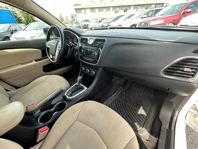 Photo of 2012 White Chrysler 200