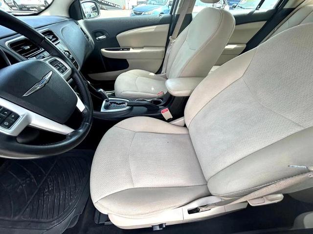 Photo of 2012 White Chrysler 200