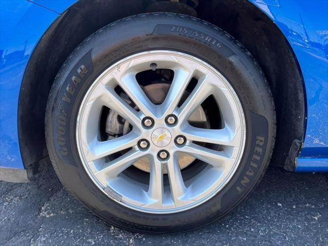 Photo of 2017 Kinetic Blue Metallic Chevrolet Cruze
