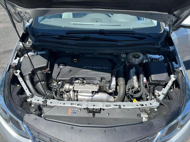 Photo of 2017 Silver Ice Metallic Chevrolet Cruze