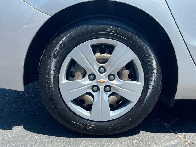 Photo of 2017 Silver Ice Metallic Chevrolet Cruze