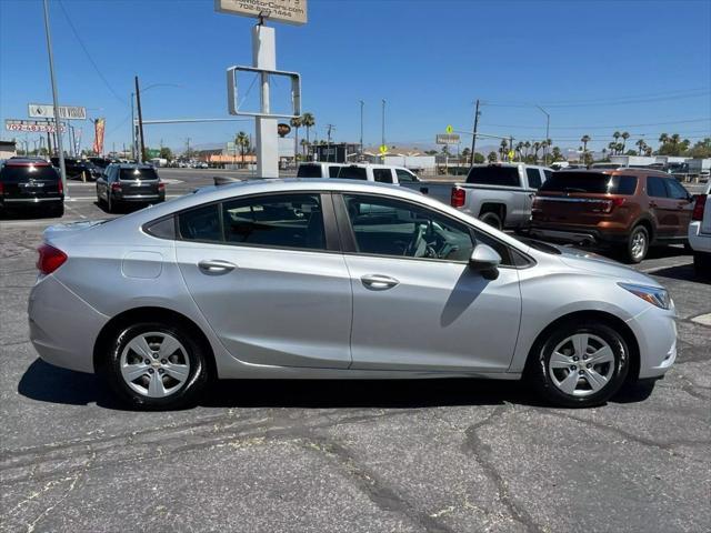 Photo of 2017 Silver Ice Metallic Chevrolet Cruze