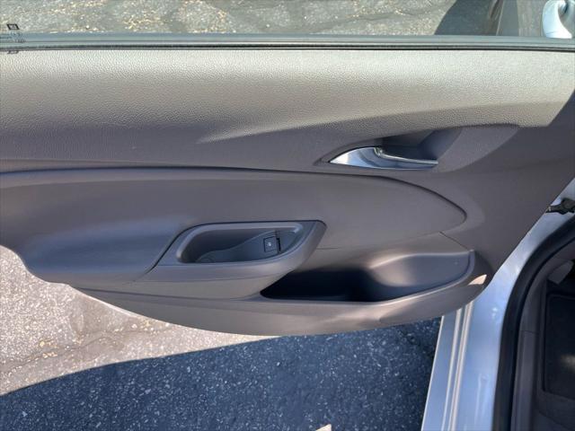 Photo of 2017 Silver Ice Metallic Chevrolet Cruze