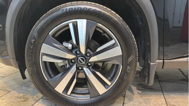 Photo of 2022 Super Black Nissan Rogue