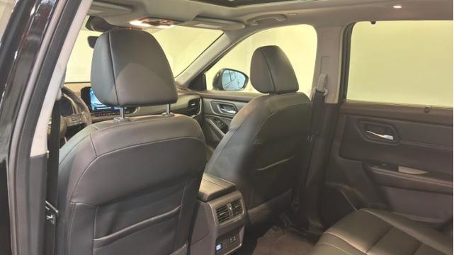 Photo of 2022 Super Black Nissan Rogue