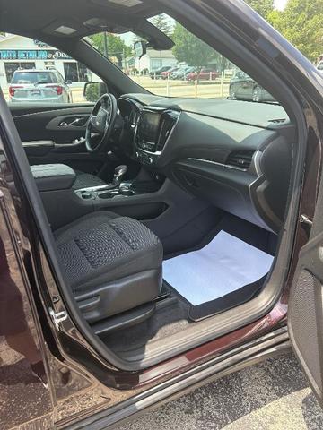 Photo of 2022 Black Cherry Metallic Chevrolet Traverse