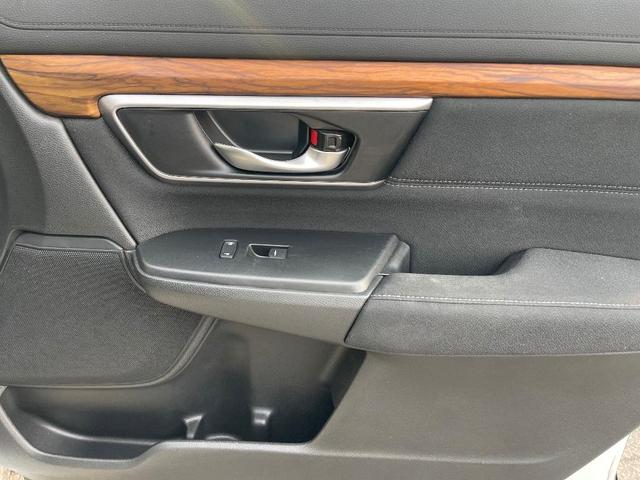 Photo of 2018 White Diamond Pearl Honda CR-V