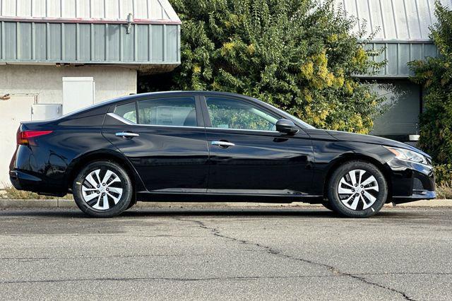 Photo of 2025 Super Black Clearcoat Nissan Altima