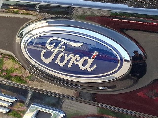 Photo of 2022 Agate Black Metallic Ford Edge