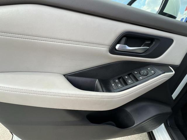 Photo of 2022 White Nissan Rogue
