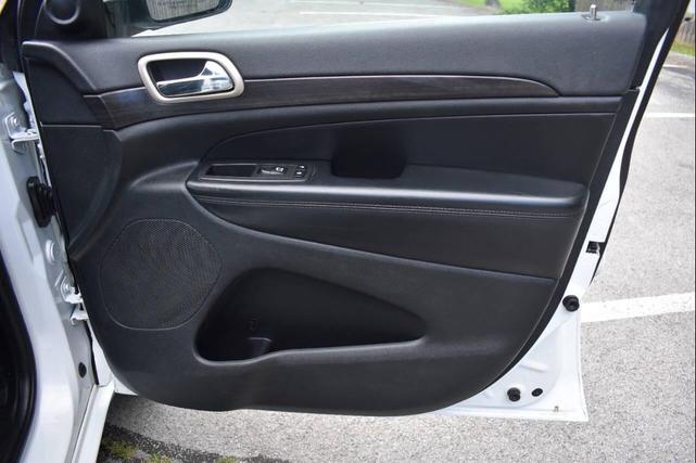 Photo of 2014 Bright White Clearcoat Jeep Grand Cherokee