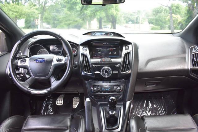 Photo of 2014 Oxford White Ford Focus ST