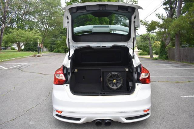 Photo of 2014 Oxford White Ford Focus ST