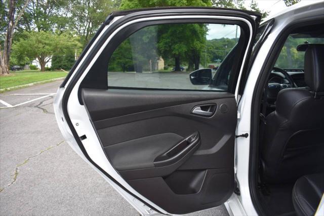 Photo of 2014 Oxford White Ford Focus ST