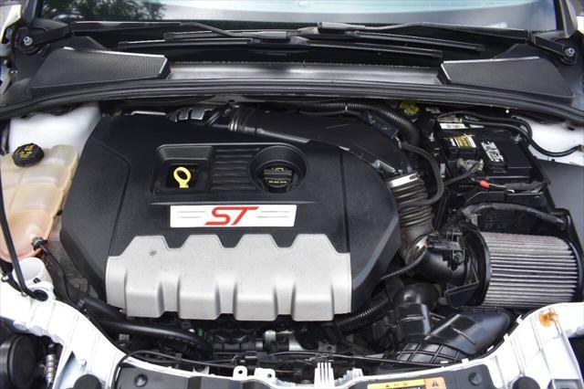 Photo of 2014 Oxford White Ford Focus ST
