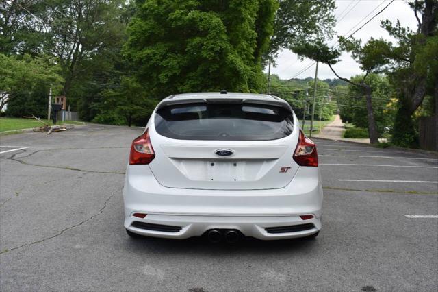 Photo of 2014 Oxford White Ford Focus ST